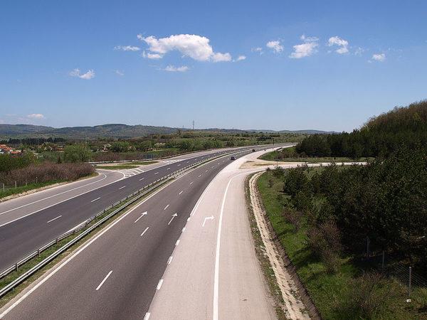 Ремонт затруднява движението на автомагистрала Тракия“ днес. 
До 13:00 часа при