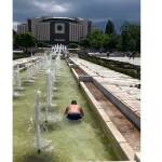 Мъж се изкъпа във фонтана пред НДК-а