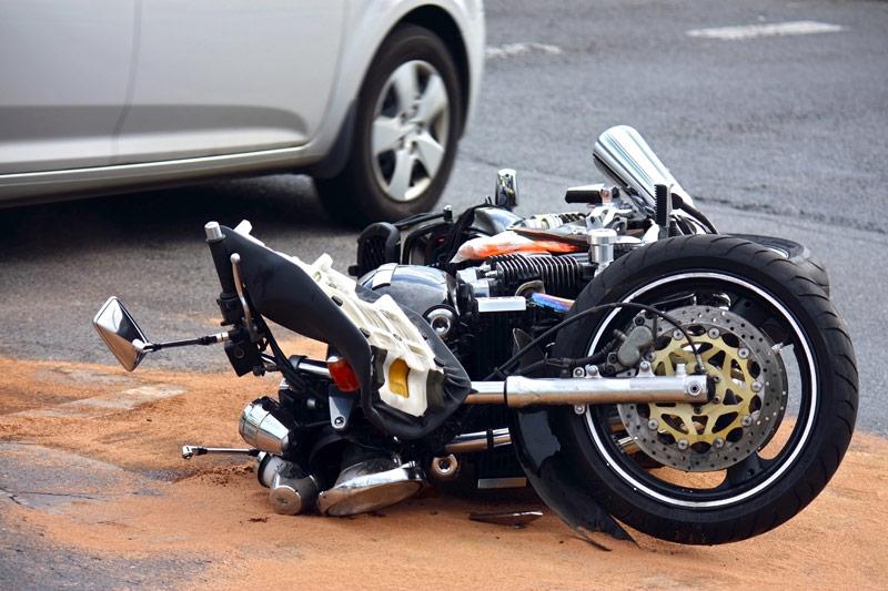 Мотоциклетист е пострадал след като е бил блъснат от кола