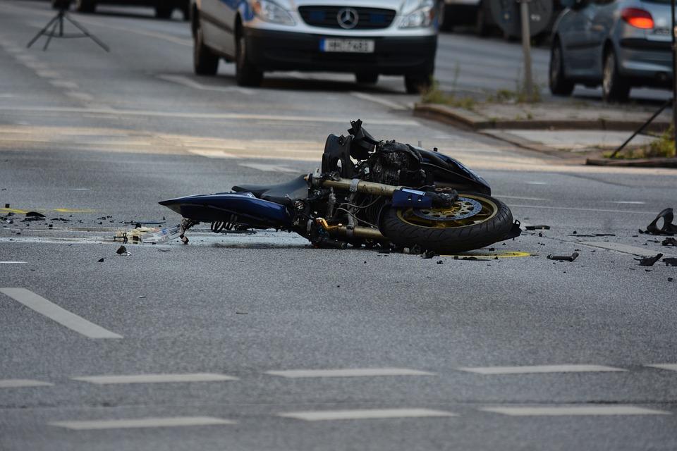49 годишен латвиец пострада тежко при челен сблъсък между мотоциклет