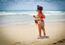 Дете на плажа