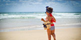 Дете на плажа