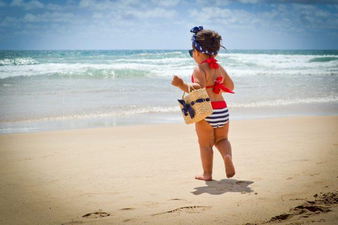Дете на плажа