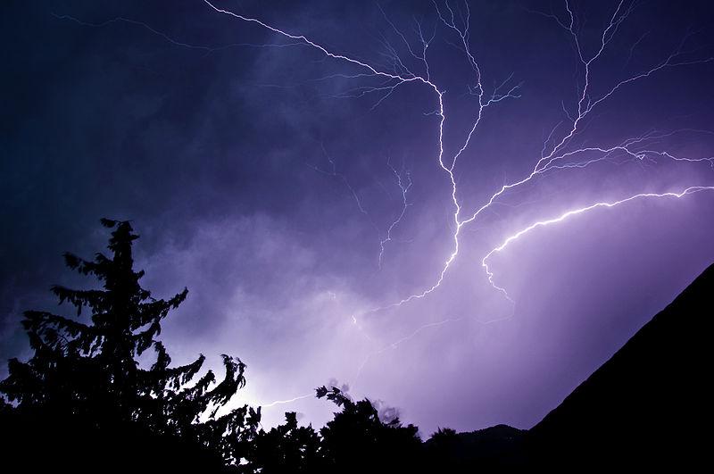 Силни бури са връхлетели Северозападна България Според сателитни и радарни