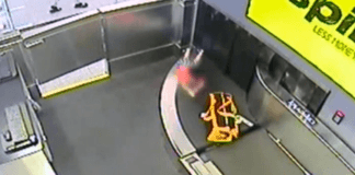 Дете на лента за багаж