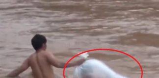 Дете в найлонова торба