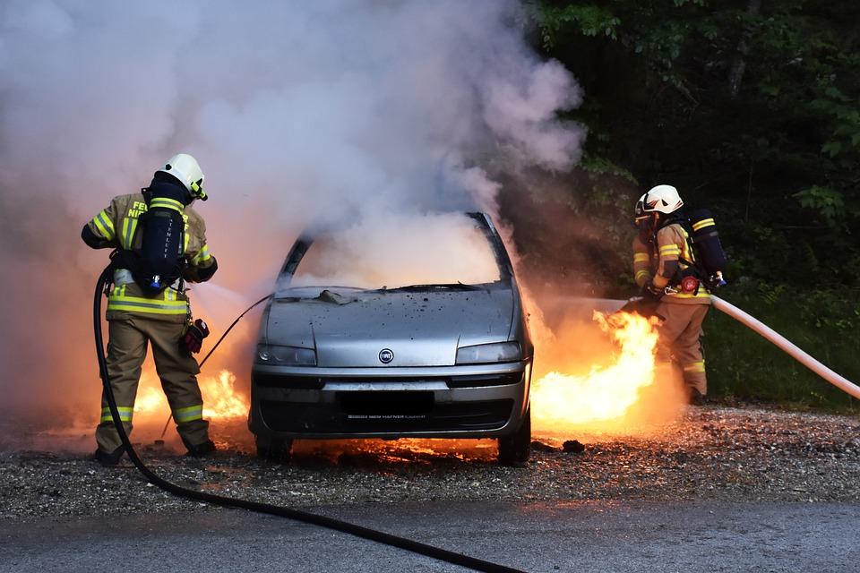 Мъж е пострадал при пожар в кола в Петрич информираха