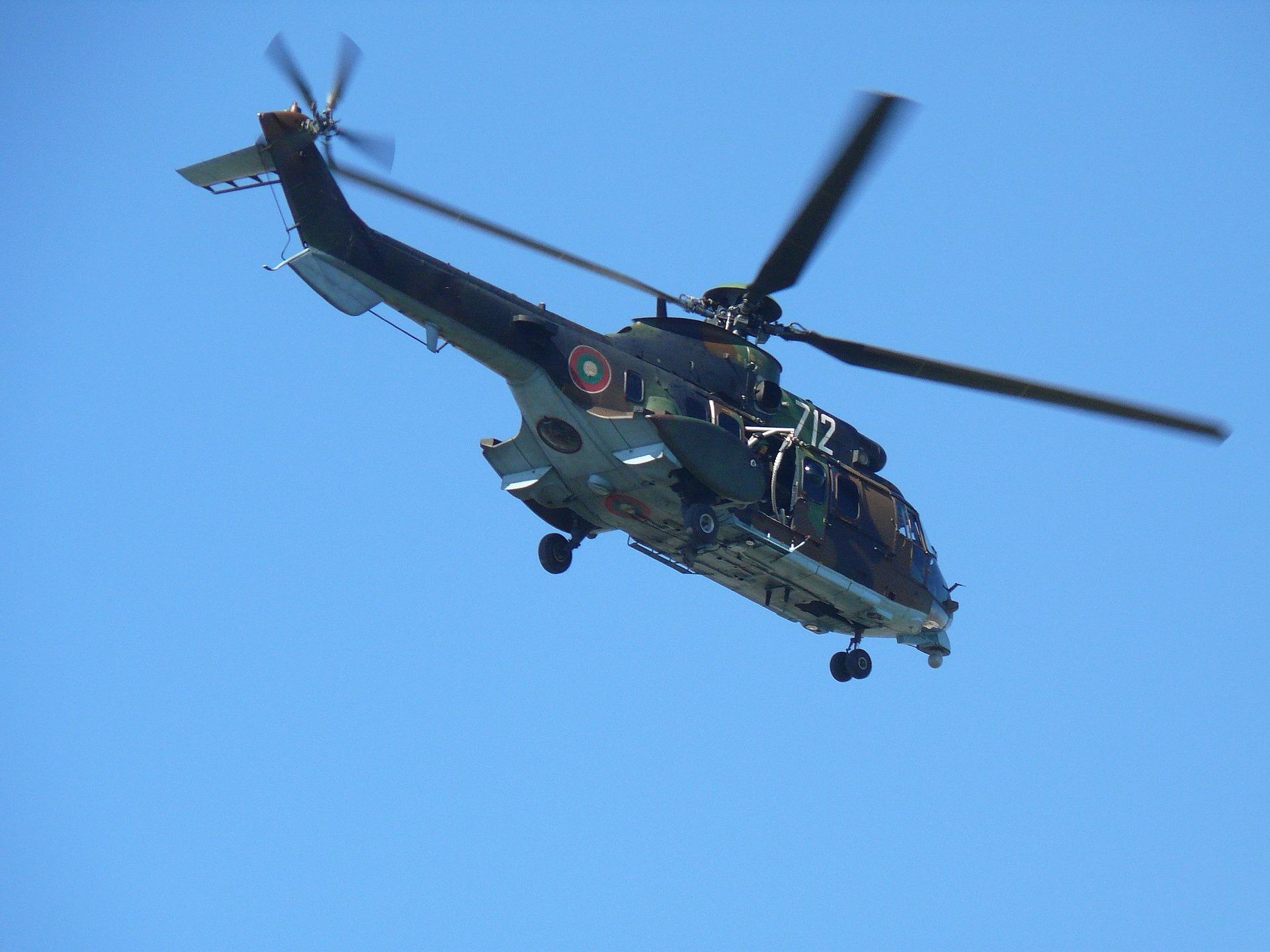 Военнослужещи и хеликоптер AS 532 AL Cougar от 24 та авиационна