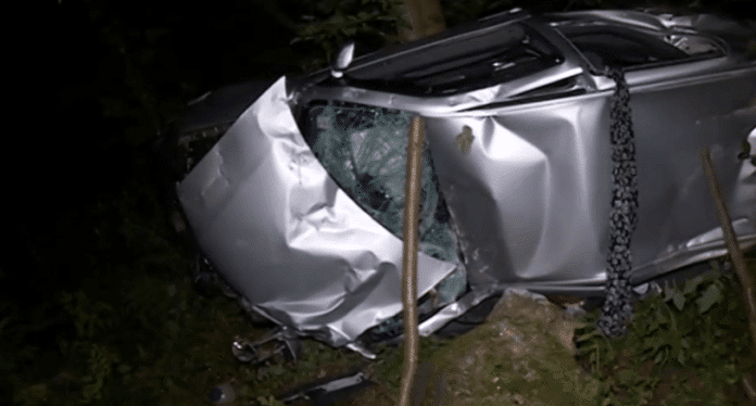 Преобърната кола