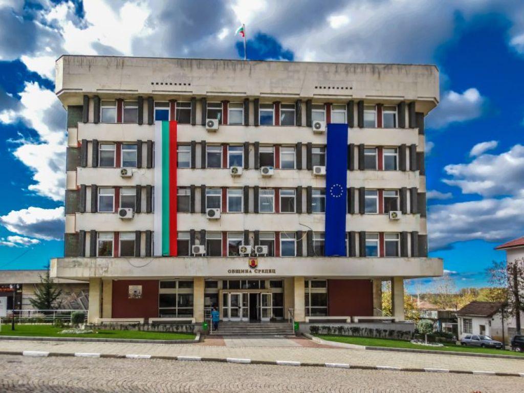 В точка 2 не е конкретизирано кои административни актове подлежат