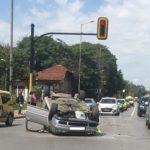 Кола е по таван