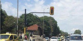 Кола е по таван