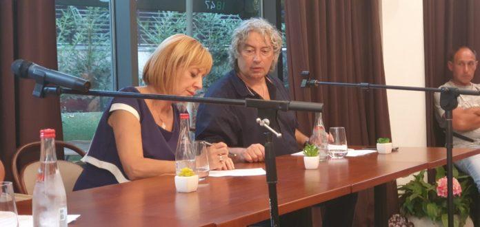 Мая Манолова обяви кандидатурата си по време на среща с граждани. Снимка: "Фейсбук"/"Да подкрепим Мая Манолова"