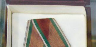 Учреден е с указ от Президиума на XXVI Обикновено Народно събрание на 9 септември 1945 г. Първоначално се присъжда от Президиума на Народното събрание, а след 1971 г. от Държавния съвет на НРБ на български и чужди граждани за участие във въоръженото въстание на 9 септември 1944 година. Също така и за установяване и укрепване на народната власт. По статут орденът има три степени и два класа, с мечове за военни дейци и без мечове за граждански лица. Първи с орден „9 септември 1944“ I-ва степен с мечове е удостоен Георги Димитров, министър-председател на България 1946-1949 г.