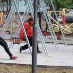 Циганки се люлеят на люлки на детска площадка