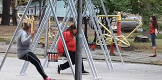 Циганки се люлеят на люлки на детска площадка