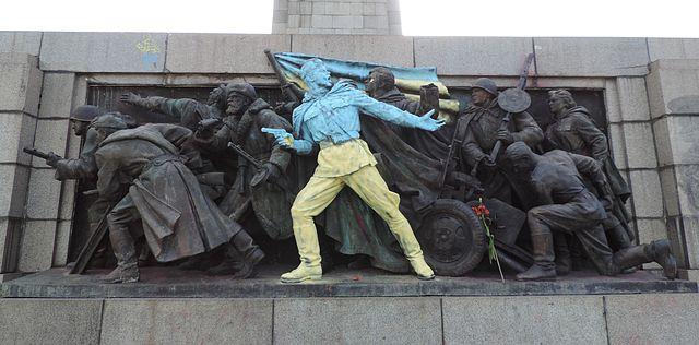 Паметникът на Съветската армия в София, ден след като изрисуван с цветовете на украинското знаме и надписа 