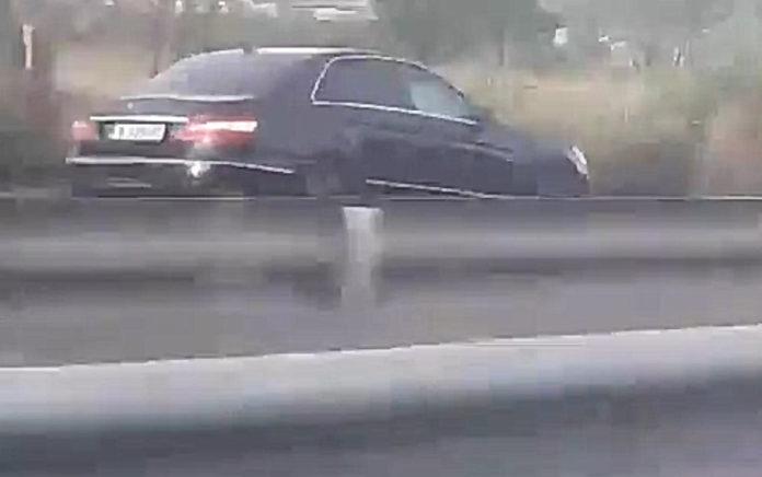 Автомобил