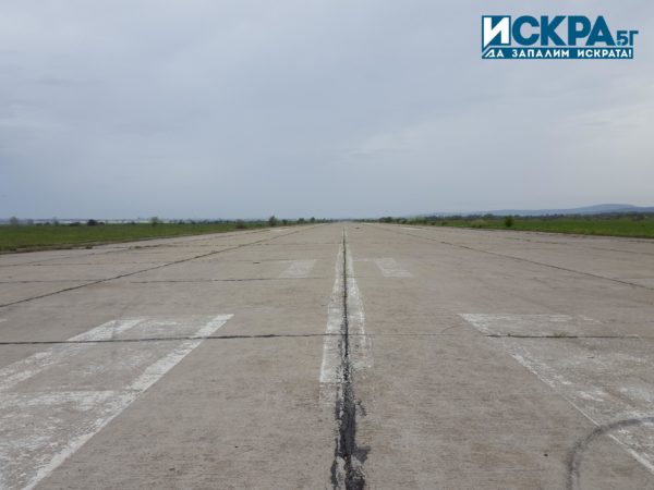 Решението на да развива летището край Стара Загора като логистичен