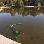 Електрически скутер във водата в Южния парк