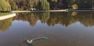 Електрически скутер във водата в Южния парк