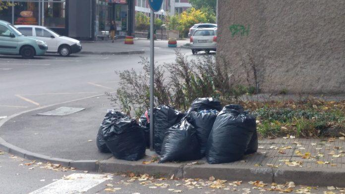 Чувалите с боклук по тротоарите в Шумен