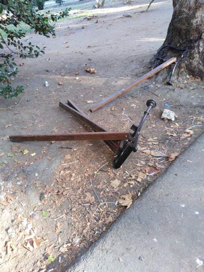 Счупена пейка в Морската градина, Варна. Снимка: Нели Станимирова/Фейсбук