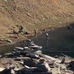 Мъже се къпят в Сълзата