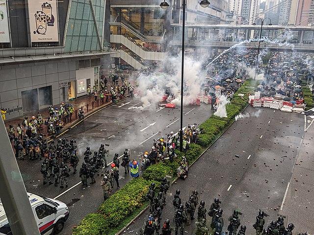 Сблъсъци между протестиращи и полицията е Хонконг. Снимка: Studio Incendo/Wikimedia commons