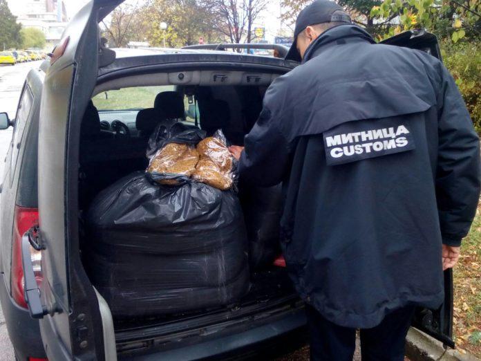 Задържаха 70 кг нелегален тютюн в лекотоварен автомобил край Враца