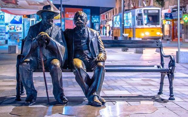 Петко и Пенчо Славейков статуя