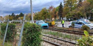 Кола се качи на трамвайните линии на бул. "Цар Борис III" в София