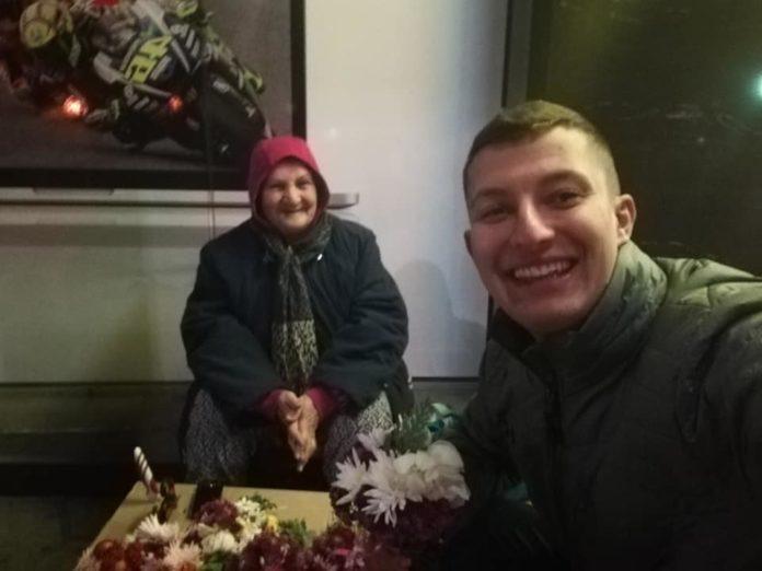 Момчето и продавачката. Снимка: Фейсбук, Ivo Yordanov‎