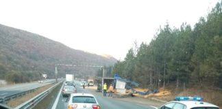 ТИР се обърна на АМ Хемус в района на Жерково