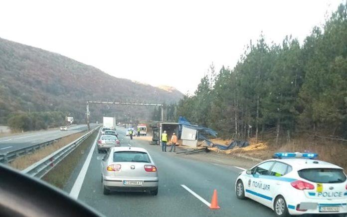 ТИР се обърна на АМ Хемус в района на Жерково