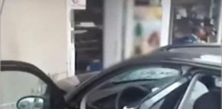 Кола се вряза в магазин в Пловдив