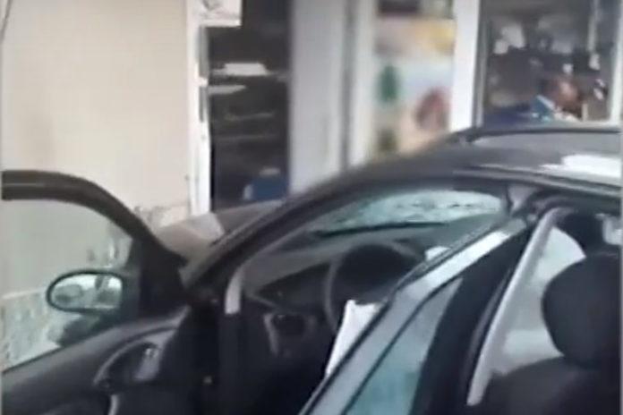 Кола се вряза в магазин в Пловдив