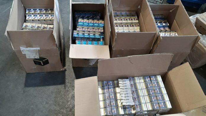 Иззеха 60 000 къса цигари, опаковани за Великобритания като книги и дрехи