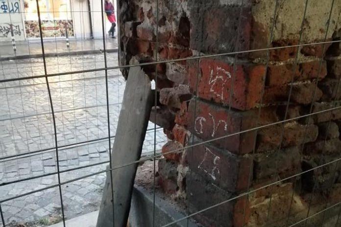Колоните на бул. Христо Ботев се рушат