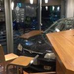 Мъж се вряза с колата си в бензиностанция в Берковица