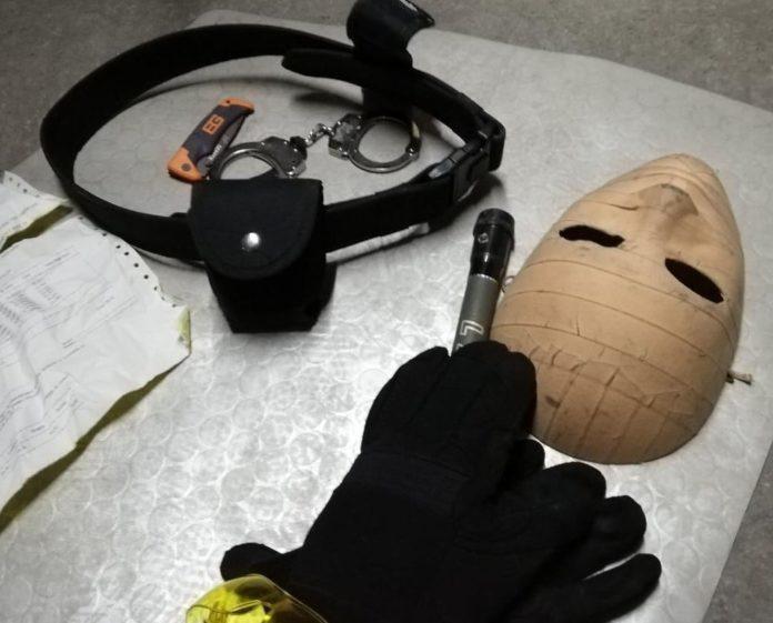 При извършените обиски са били иззети маски, щанги, 15 000 лева, отвертки