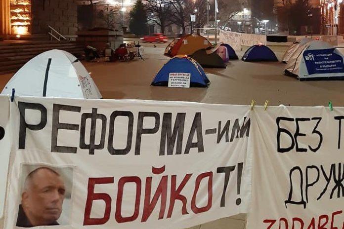Палатков лагер на медицинските сестри пред Министерския съвет