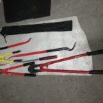 При извършените обиски са били иззети маски, щанги, 15 000 лева, отвертки