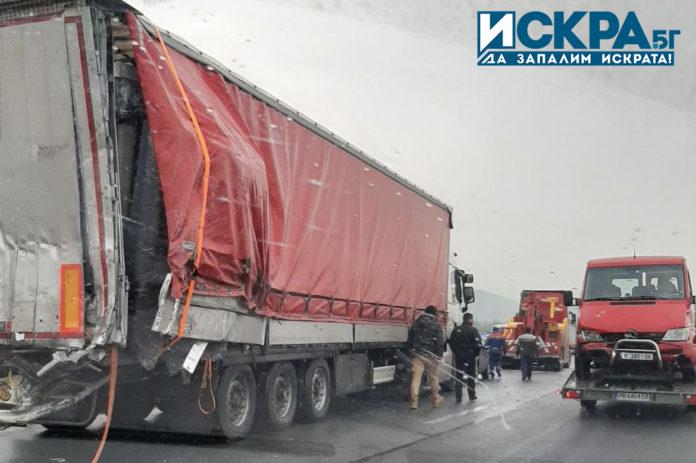 Верижна катастрофа на АМ Тракия край Вакарел