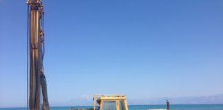 Багер на метри от морето