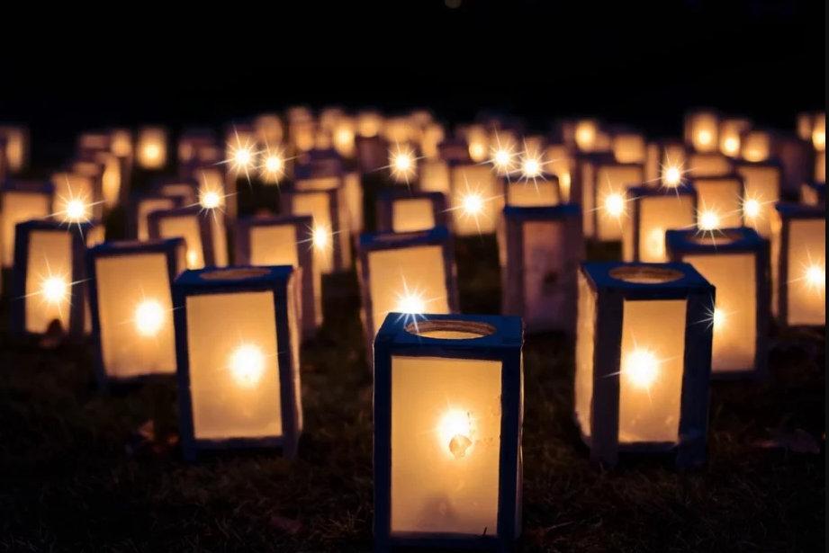 Десетки наши сънародници и днес оставиха цветя и запалиха свещи