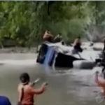 Автобус падна в река в Индонезия