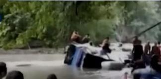 Автобус падна в река в Индонезия
