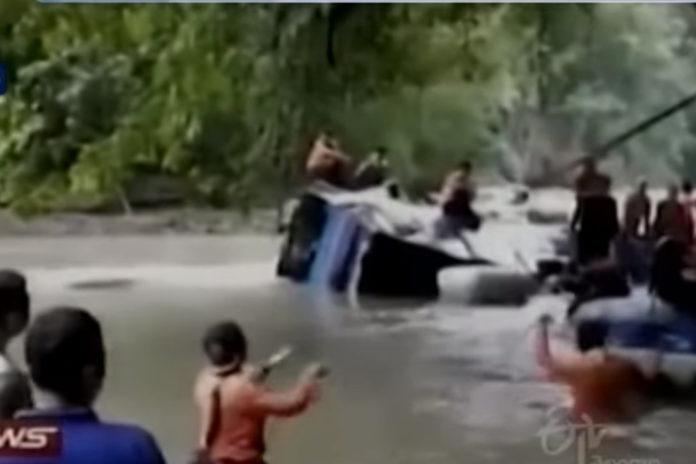 Автобус падна в река в Индонезия