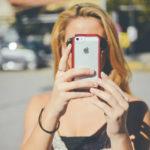 Момиче използва смартфон